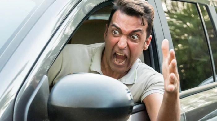 Ελλάδα: Οι οδηγοί βρίζουν, μιλούν στο τηλέφωνο και παίζουν «ξύλο»  